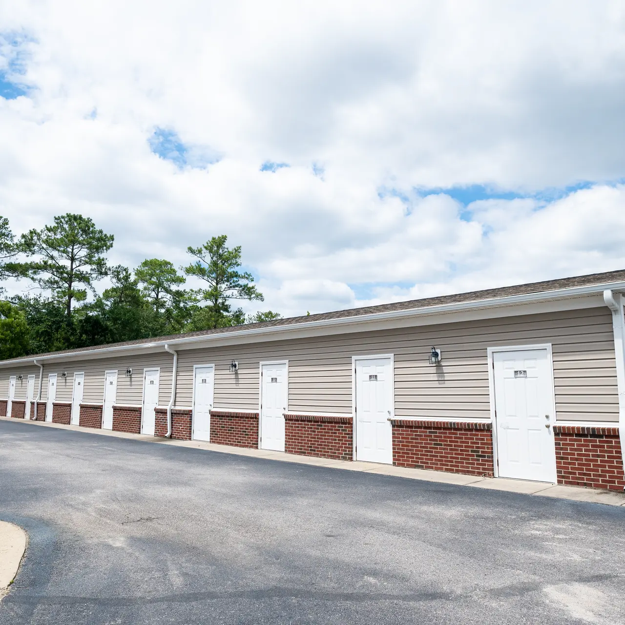 Crown at Steeplechase - Tarmac, Asphalt, Garage