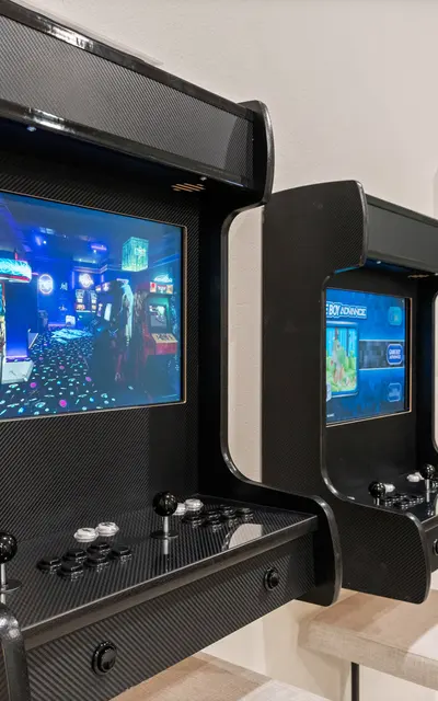 Neuhaus Apartments - Arcade Game Machine, Game