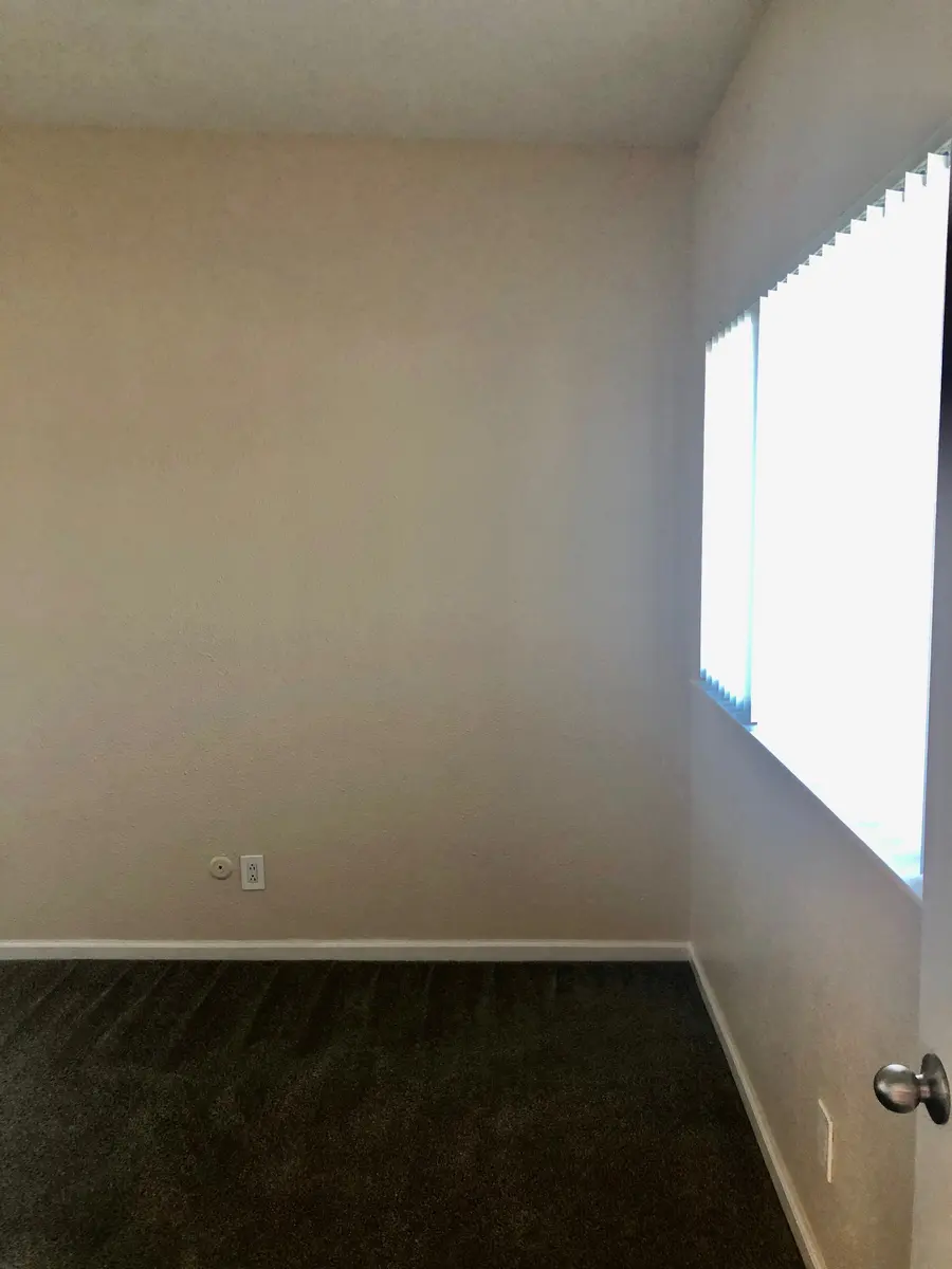 Oaks at River College - Room, Floor, Corner