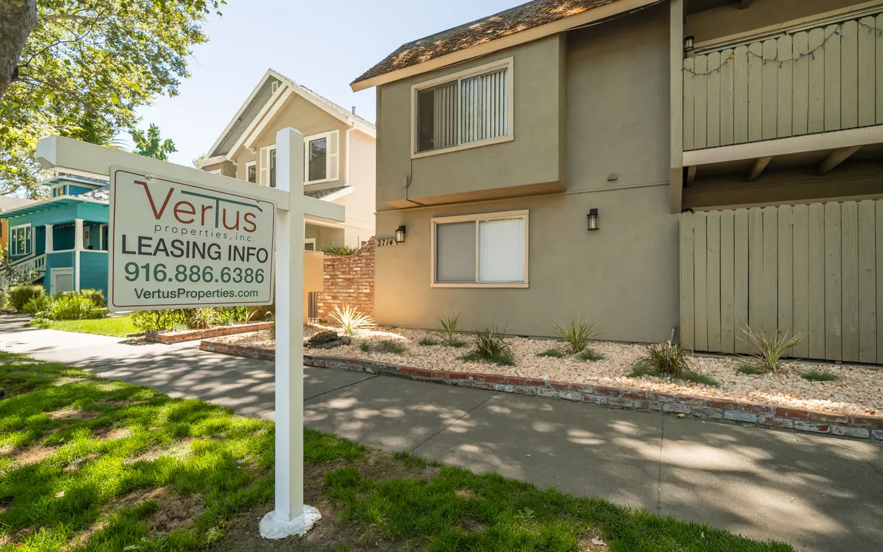 2712 E Street - City, Neighborhood, Grass