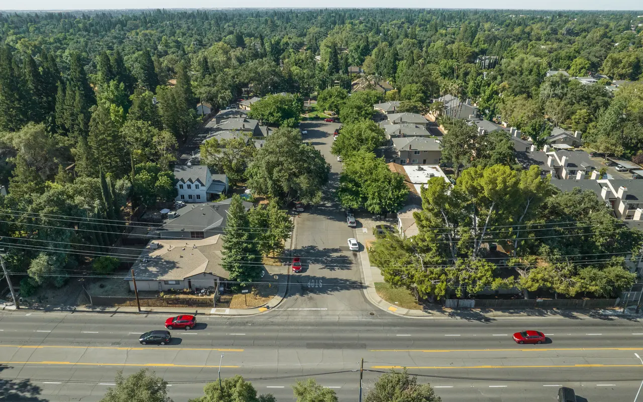 Queenston Plaza - Road, Building, Outdoors