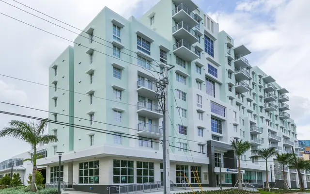 Pinnacle at Tarpon River Apts - Building