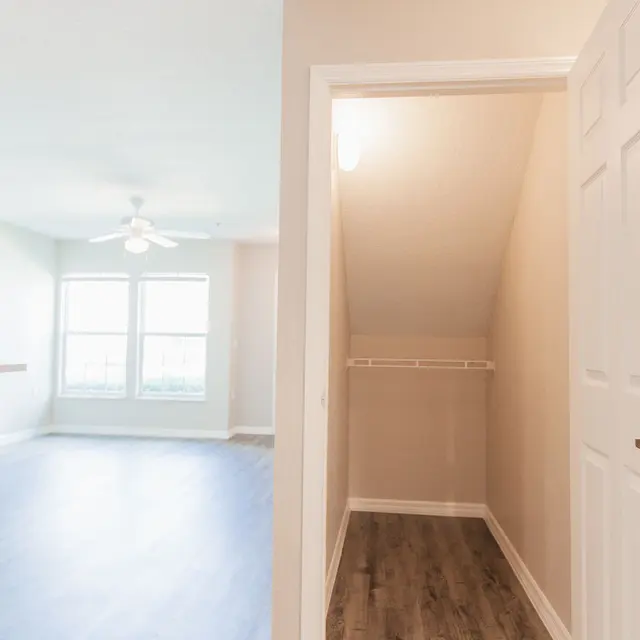 Oakwood Sarasota - Corner, Floor, Flooring