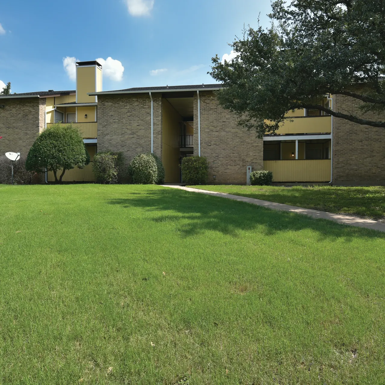 Falls and Oak Village - Lawn