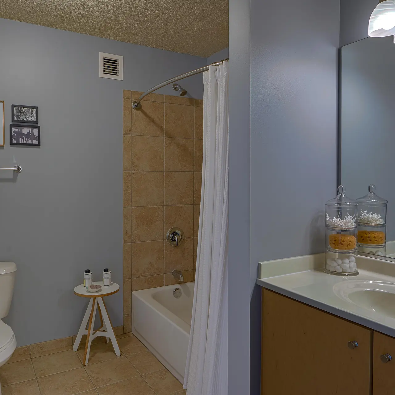 Aqua at Lakeshore East - Room