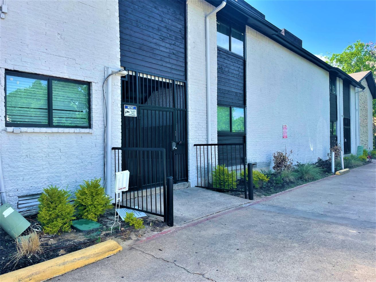 Live at Indio - Housing, House, Row House