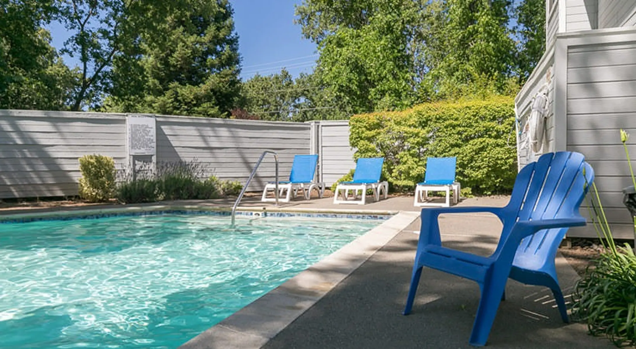 The Highland Apartments - Bush, Pool