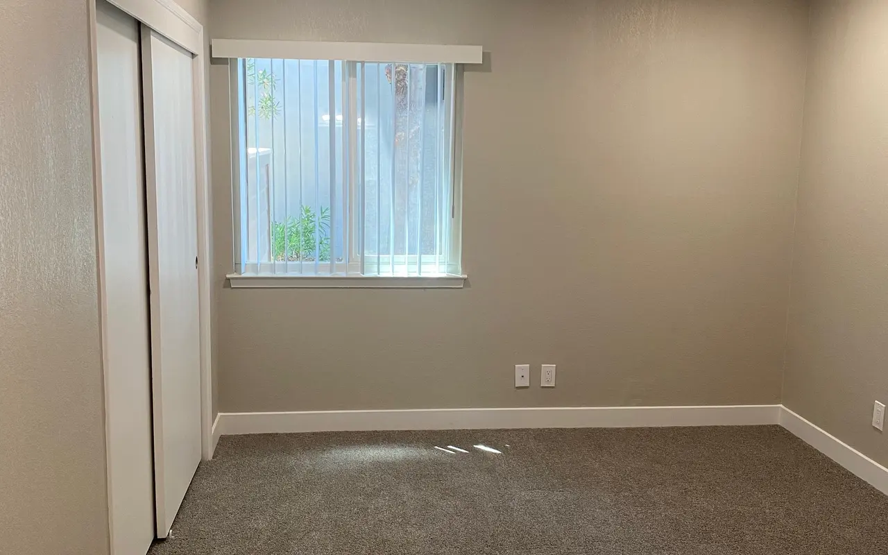 Magnolia Court Apartments - Floor, Flooring, Corner