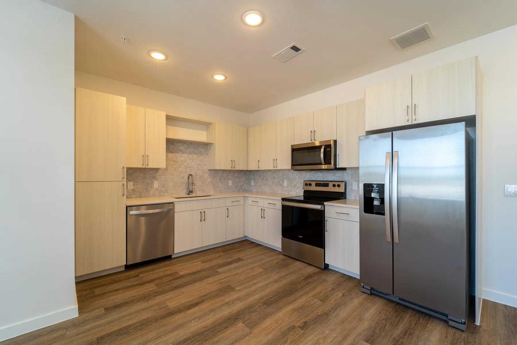 Ellis Highline - Flooring, Microwave, Room