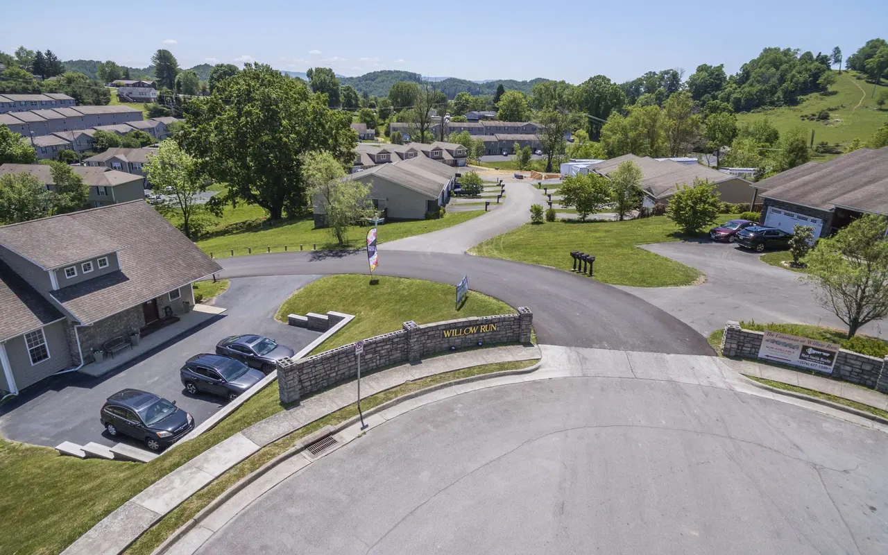 Willow Run Apartments - Outdoors, Building, Car