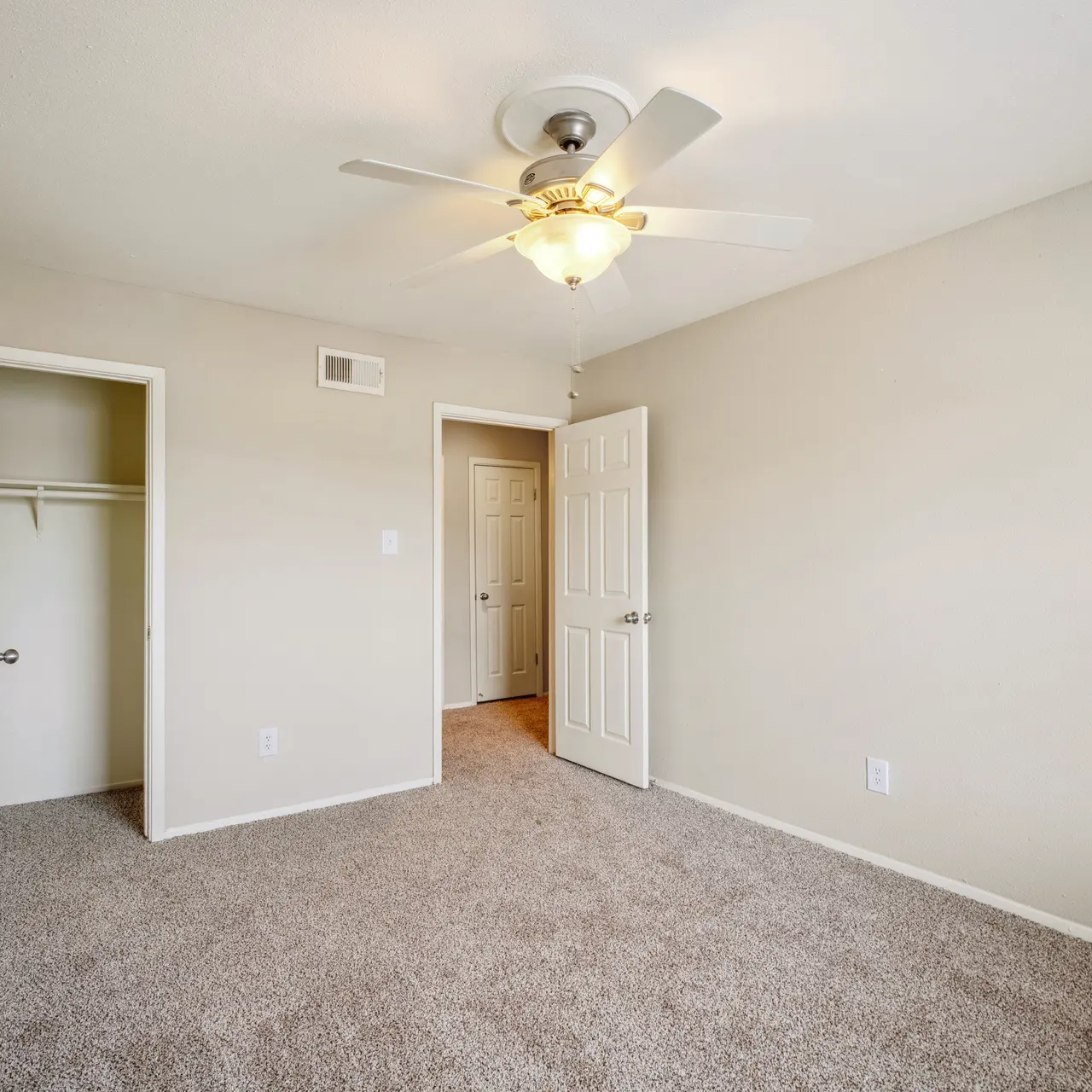 Royal Oaks of Pearland - Corner, Appliance, Ceiling Fan