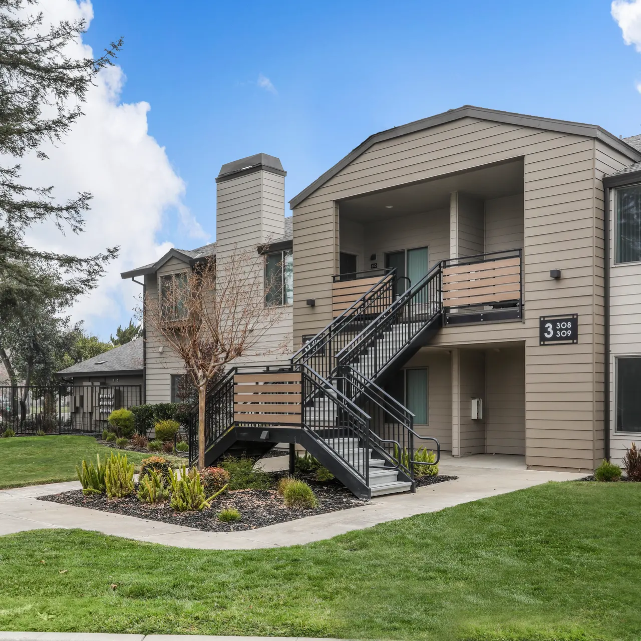 The Fountains - Neighborhood, Grass, City