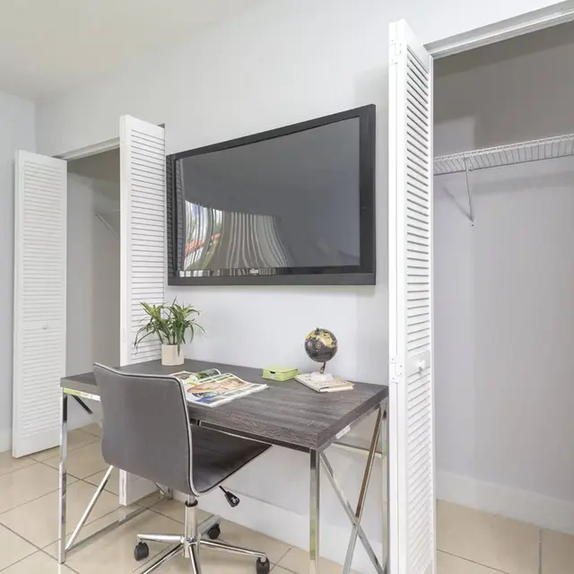 Lake House Apartments - Indoors, Interior Design, Screen