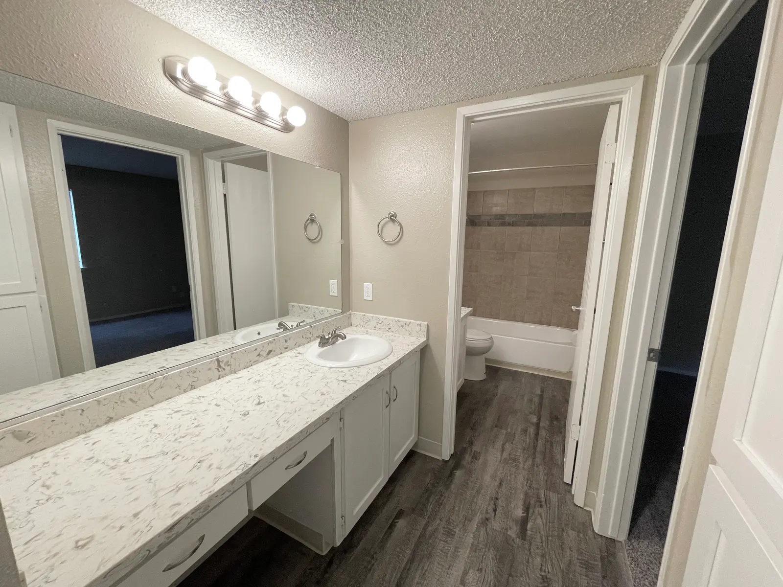 Fulton Villas Apartments - Sink, Corner, Bathtub