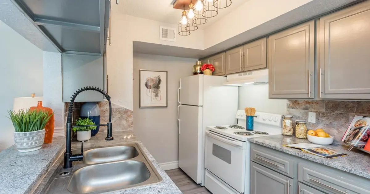 Del Mar Apartments