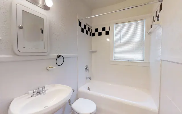 Marquita Court Apartments - Tub, Room, Sink