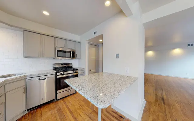 6015 Reiger - Room, Wood