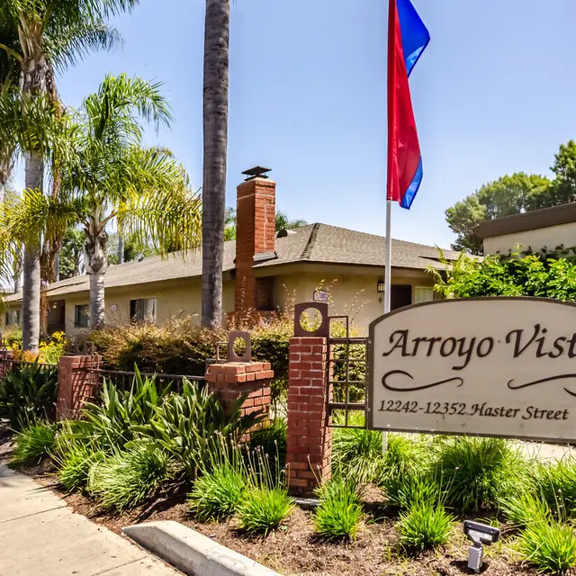Arroyo Vista Apartments - Neighborhood, Vegetation, Summer