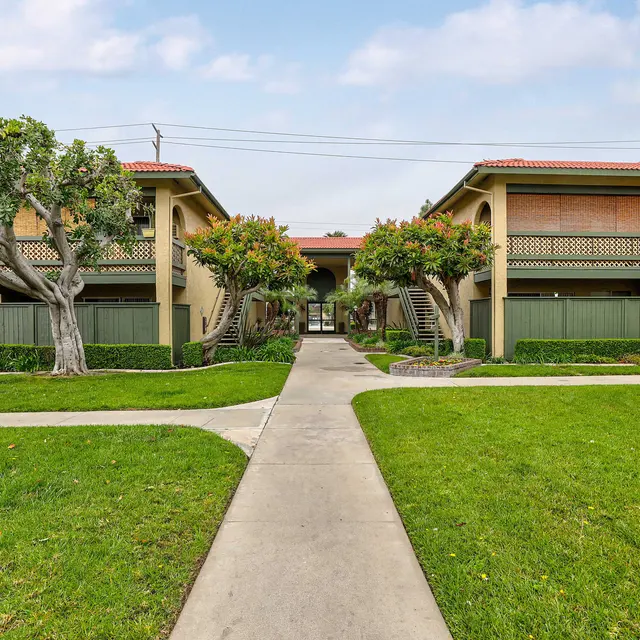 Las Mariposas Apartments - Neighborhood, Grass, Suburb