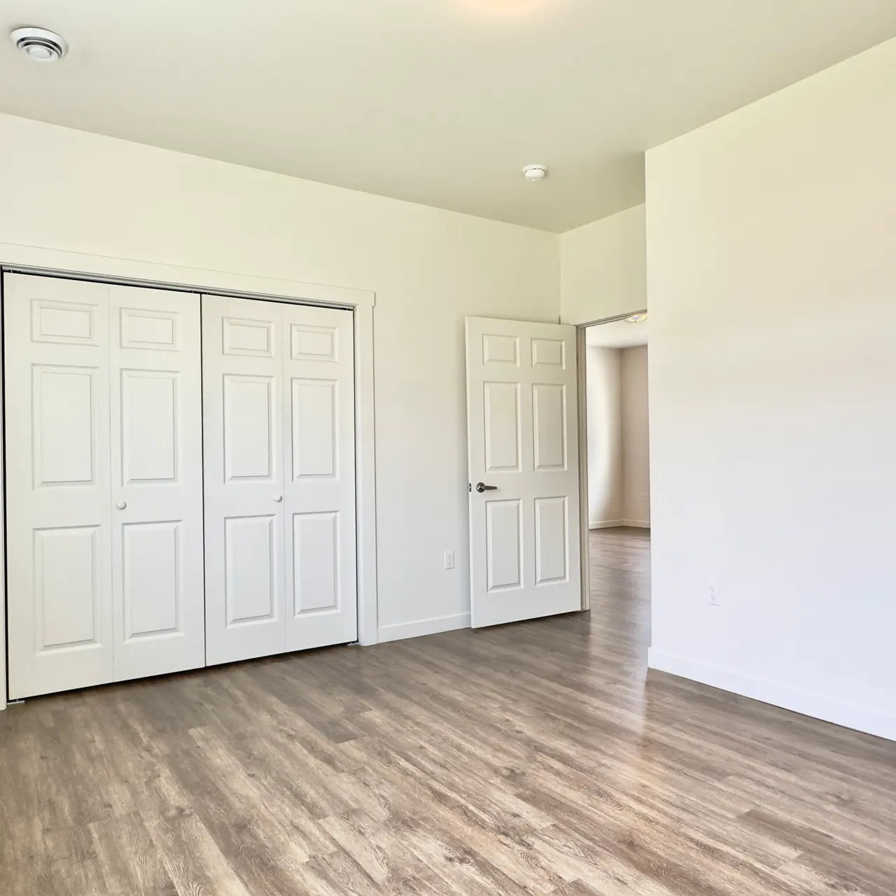 apartment primary bedroom Primary bedroom in an unfurnished apartment, showcasing clean, spacious design