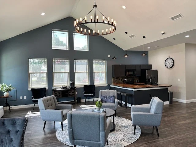 Woodlands of Arlington Apartments - Home Decor, Chandelier, Lamp