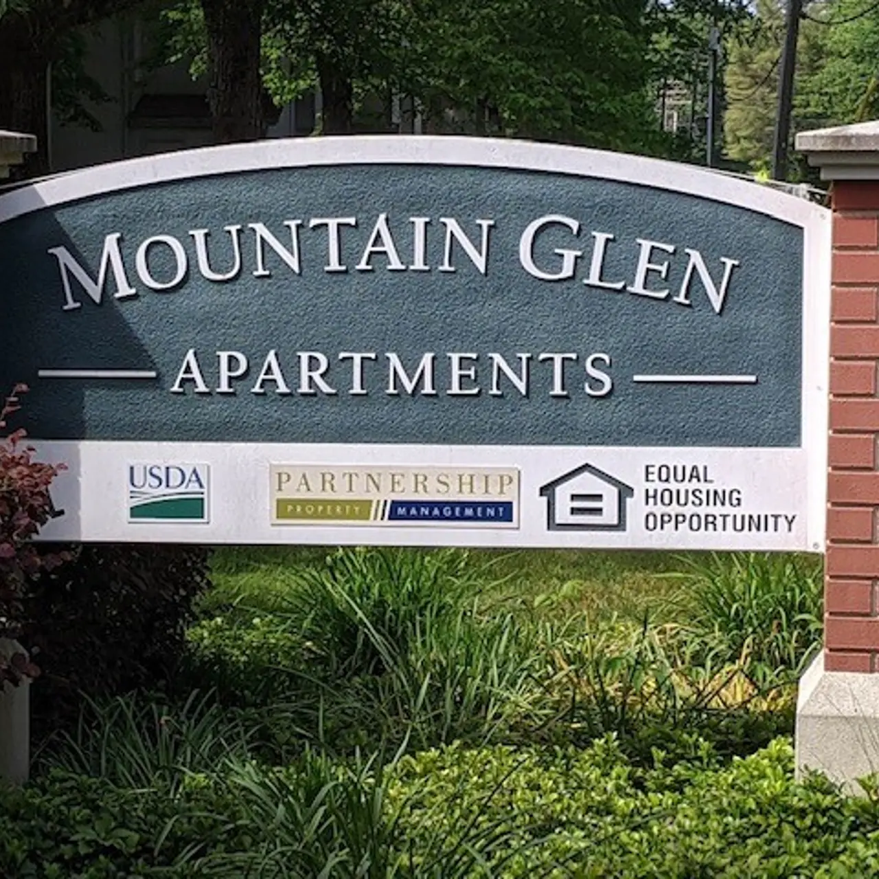Mountain Glen - Vegetation, Zoo, Sign