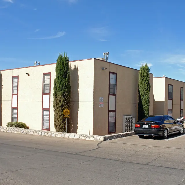 Brisa Apartments - Car, Road