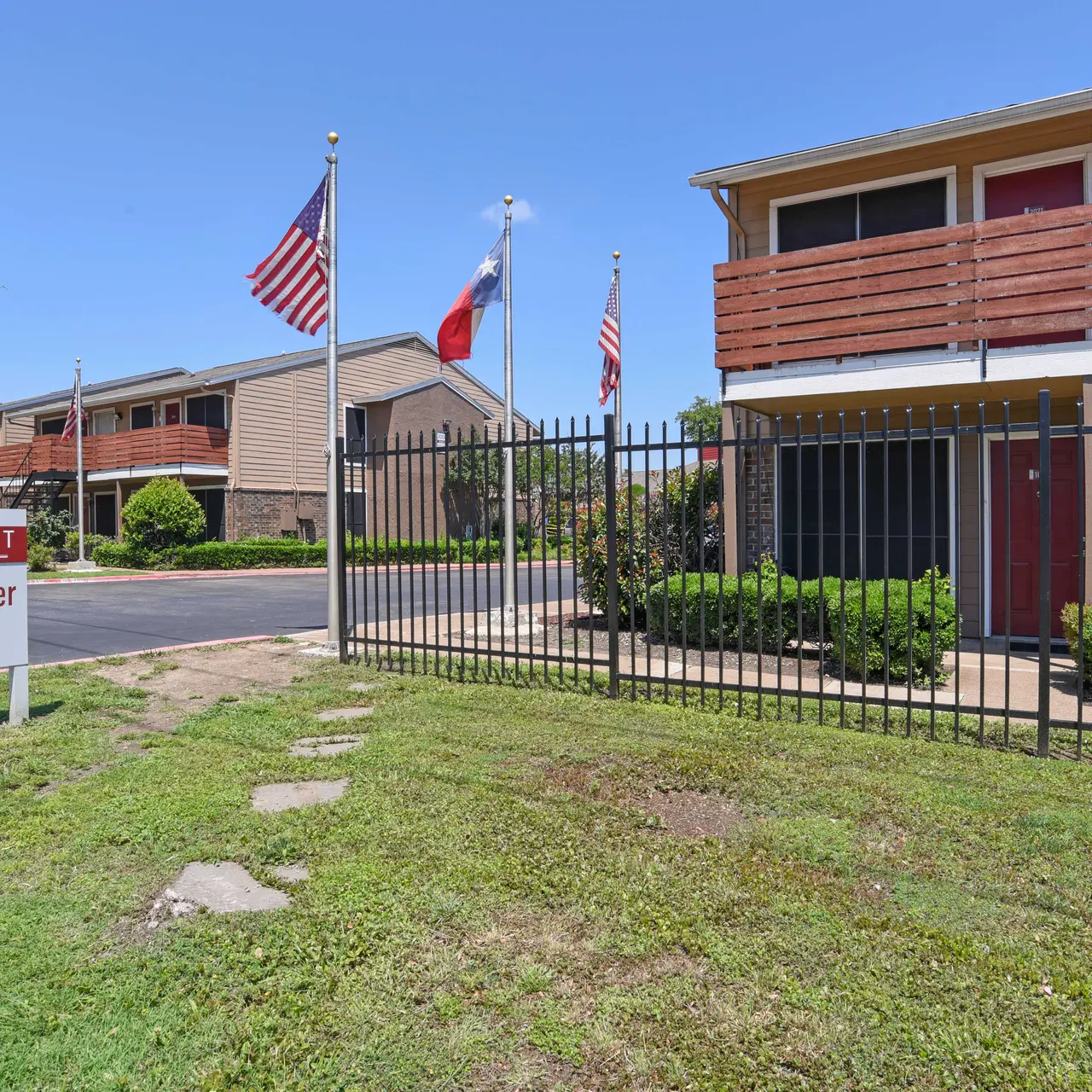 Cedar Point Apartments - Flag, Lamp