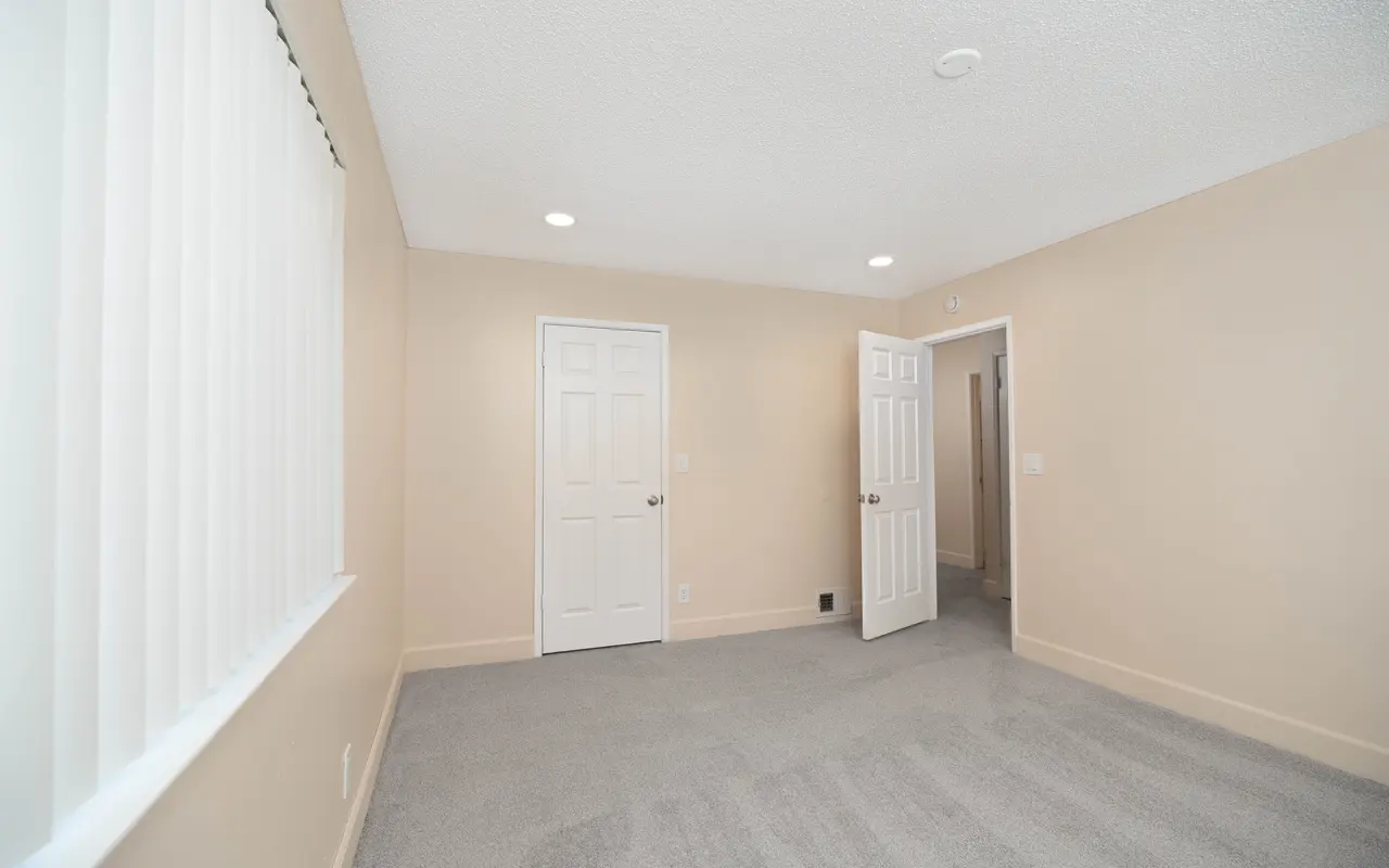 Queenston Plaza - Corner, Floor, Indoors