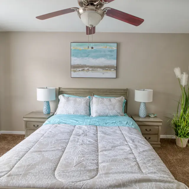 Knoll Crest Apartments - Bed, Room