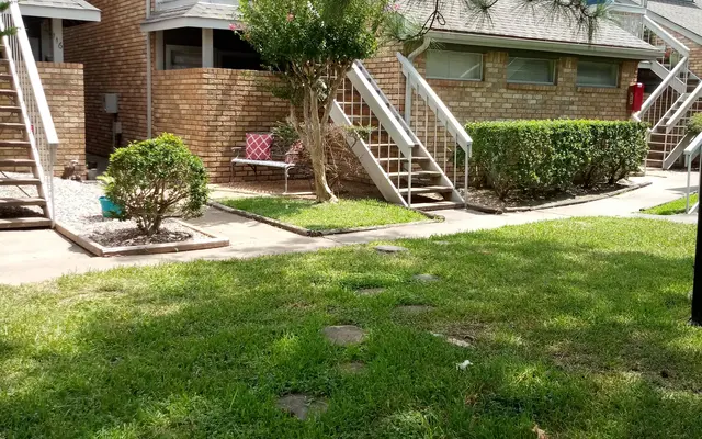 Willow Run Apartments - Yard, Grass