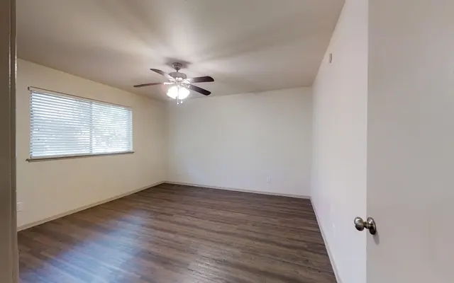 Austin's Place Apartments - Floor, Corner