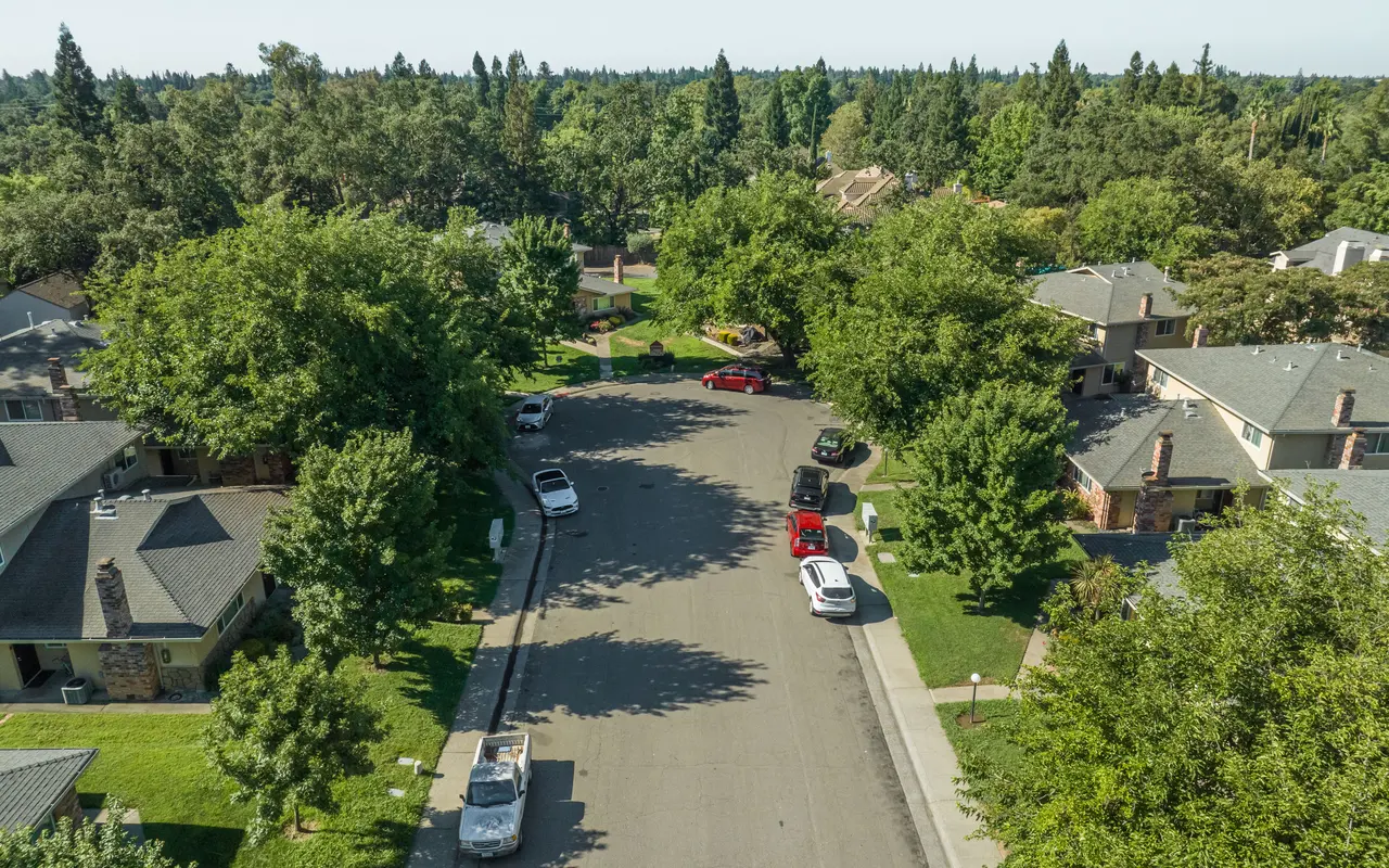Queenston Plaza - Truck, Outdoors, Building