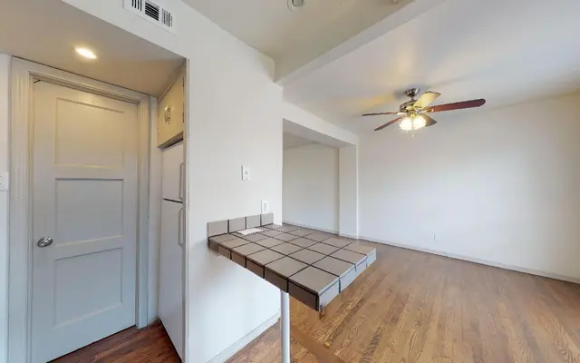 6015 Reiger - Wood, Floor, Corner