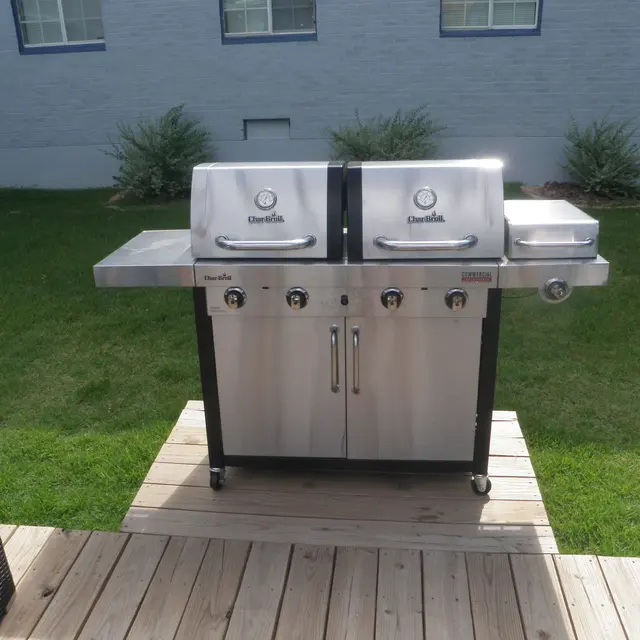 Willow Creek - Grilling, Courtyard