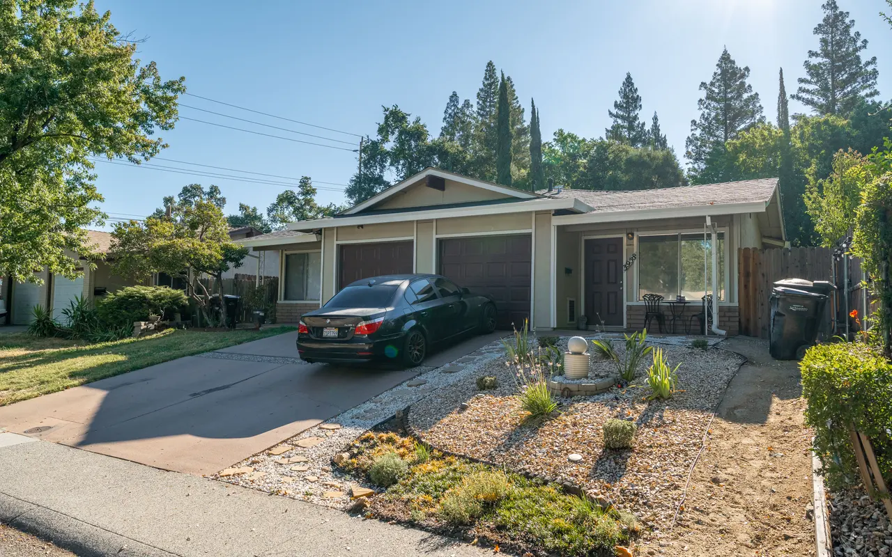 Queenston Plaza - Outdoors, Chair, Housing
