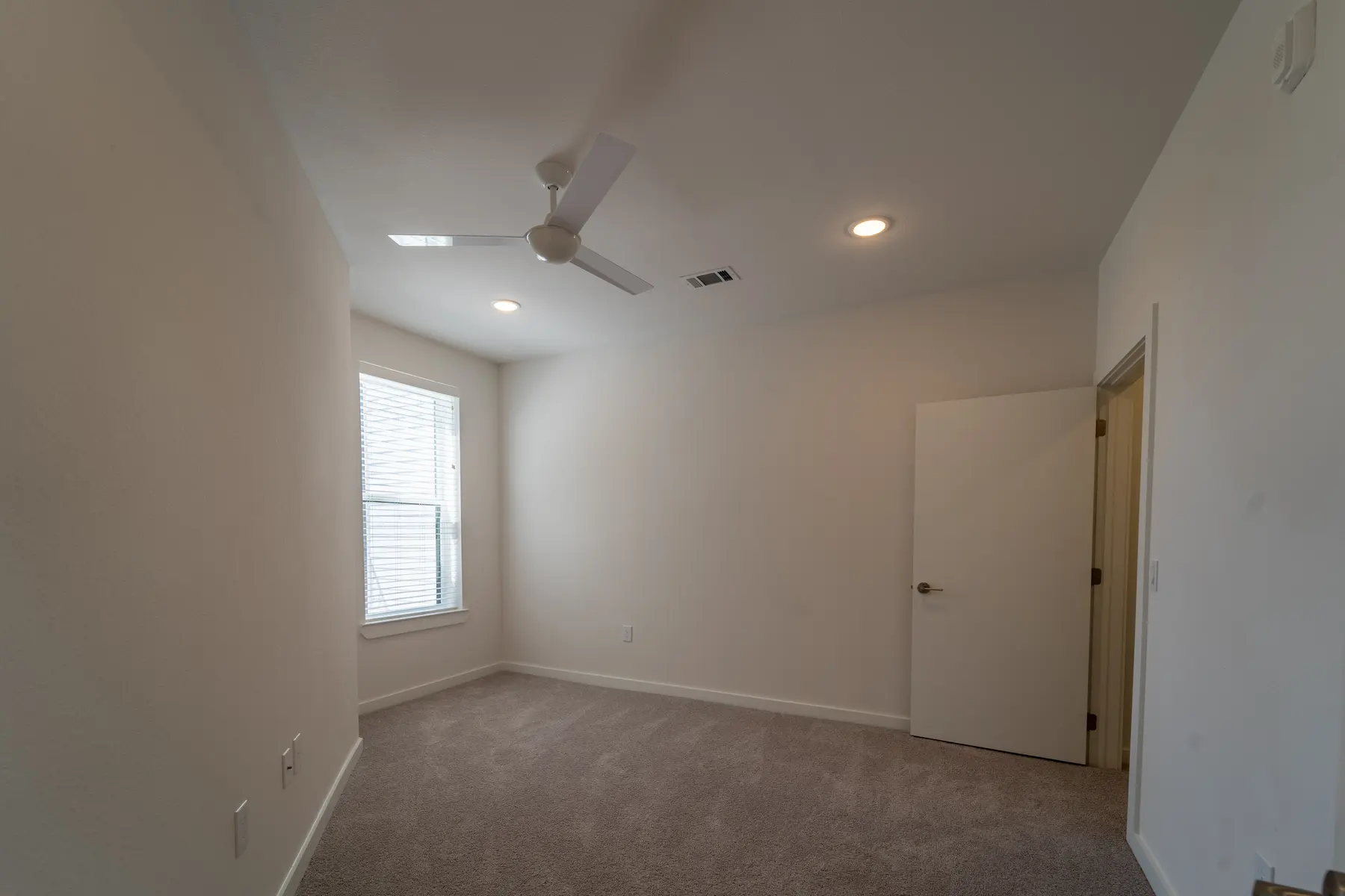 Ellis Highline - Floor, Ceiling Fan, Appliance