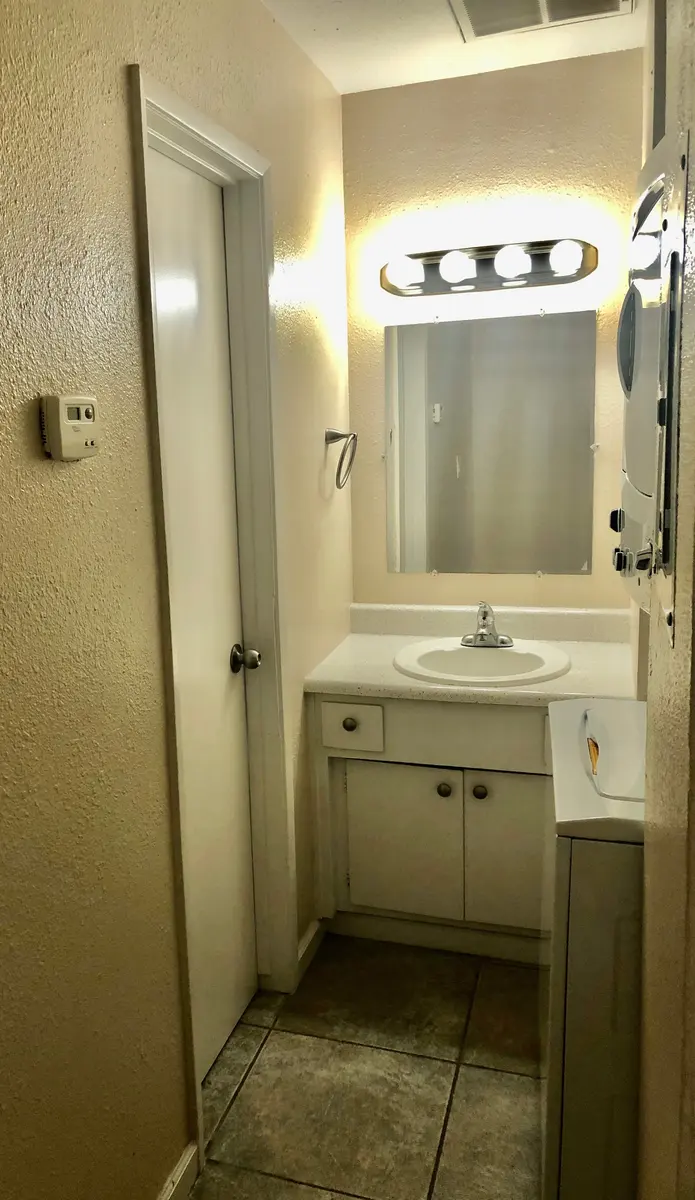 Oaks at River College - Room