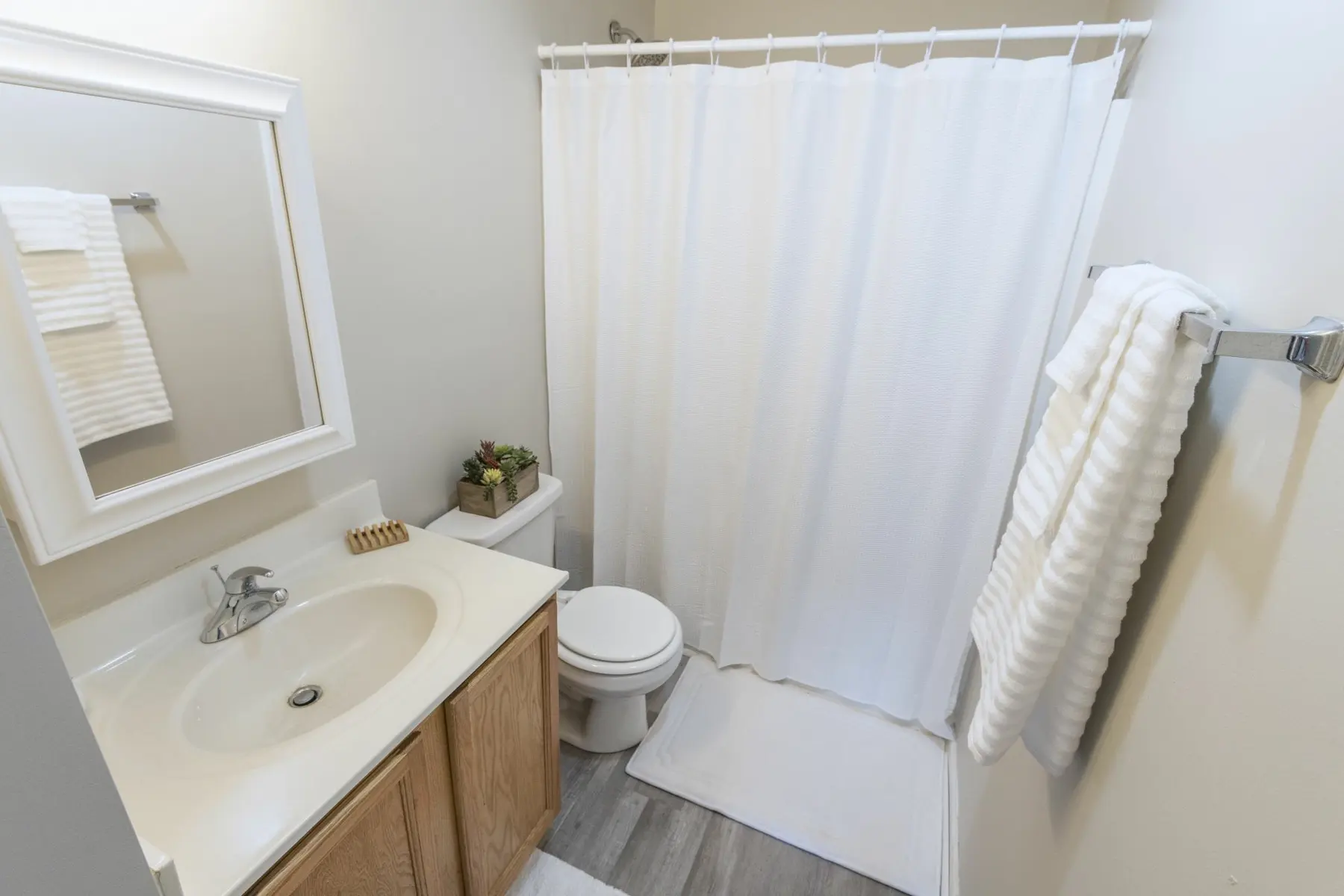 Sink, Sink Faucet, Corner