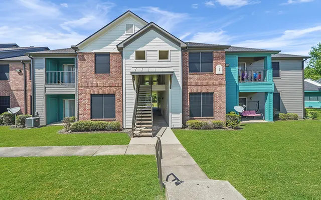 Lakeside Apartments - Building, Lawn