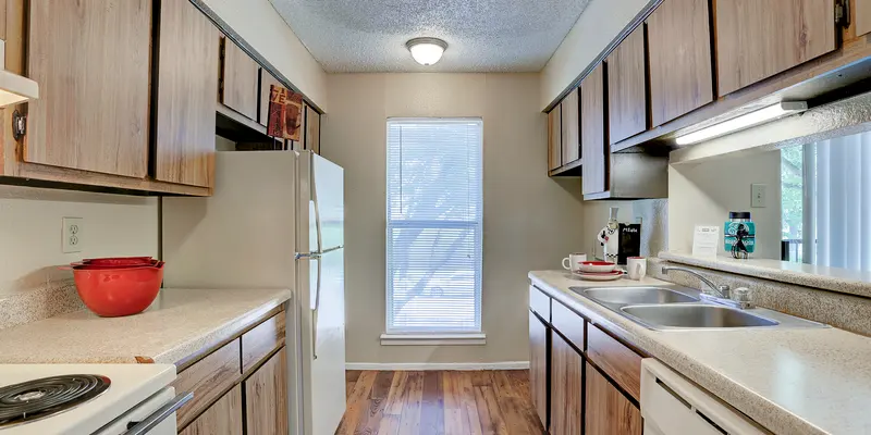 Edgebrook Apartments - Kitchen