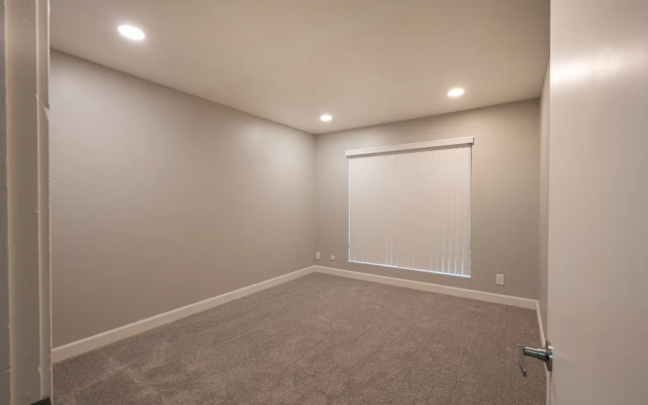 2712 E Street - Corner, Floor, Indoors