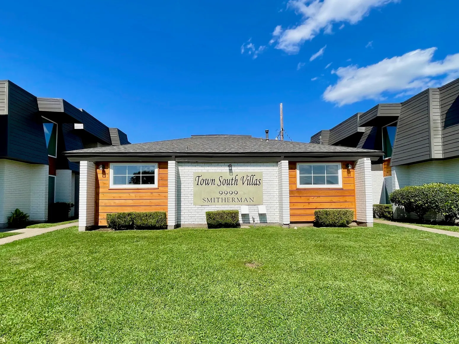 Flats on Youree - Grass, Plant, Outdoors