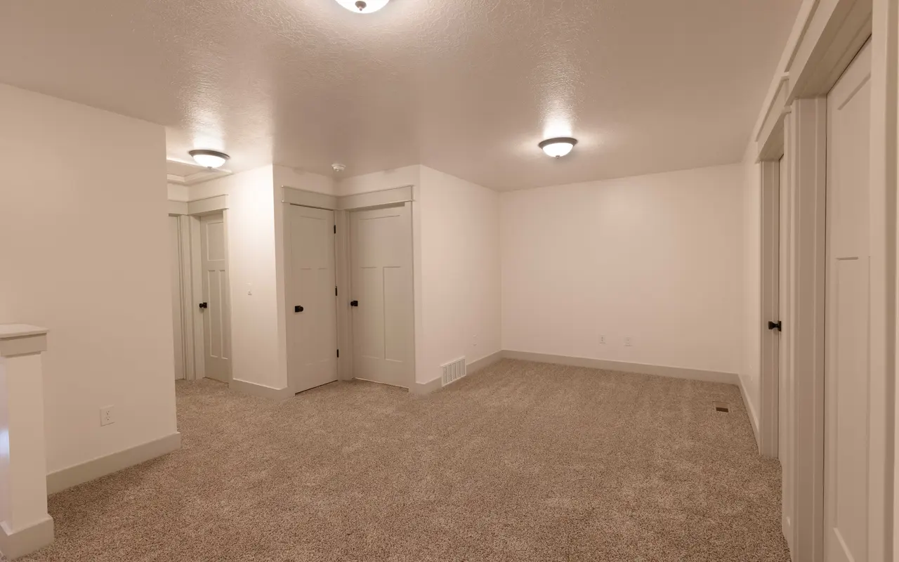 Copperwoods at Harrisville - Corner, Floor, Flooring