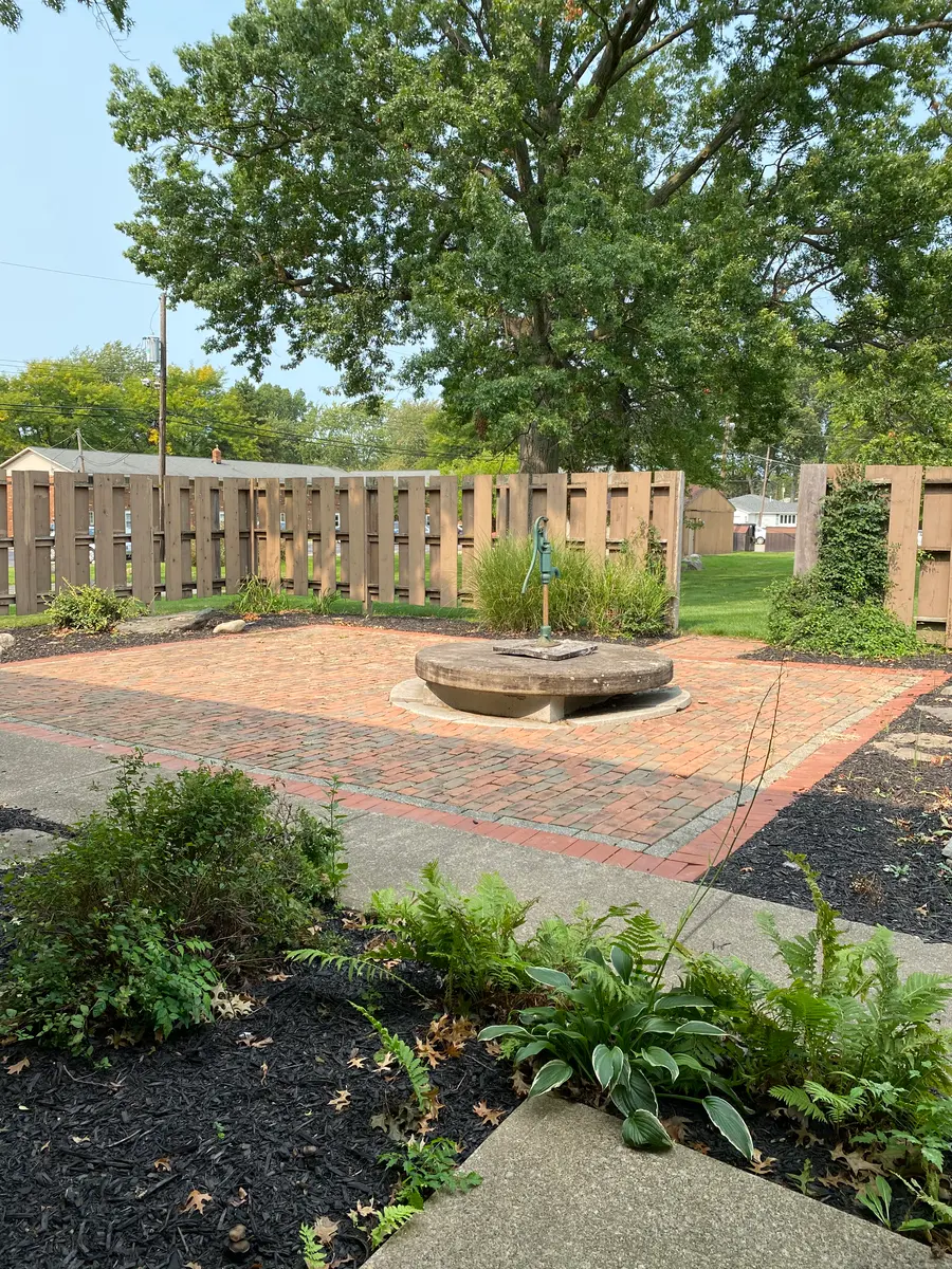 Colony Arms - Yard, Patio