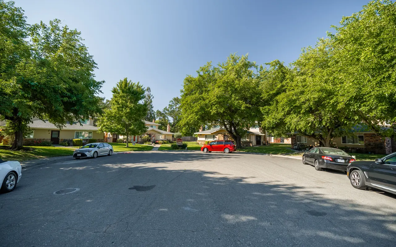 Queenston Plaza - City, Road, Street