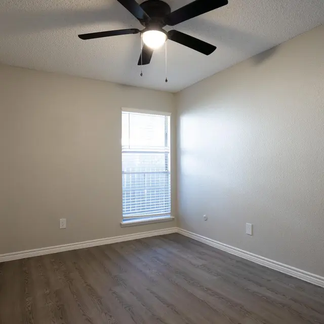 Skylar Pointe Apartments and Townhomes - Corner, Floor, Appliance