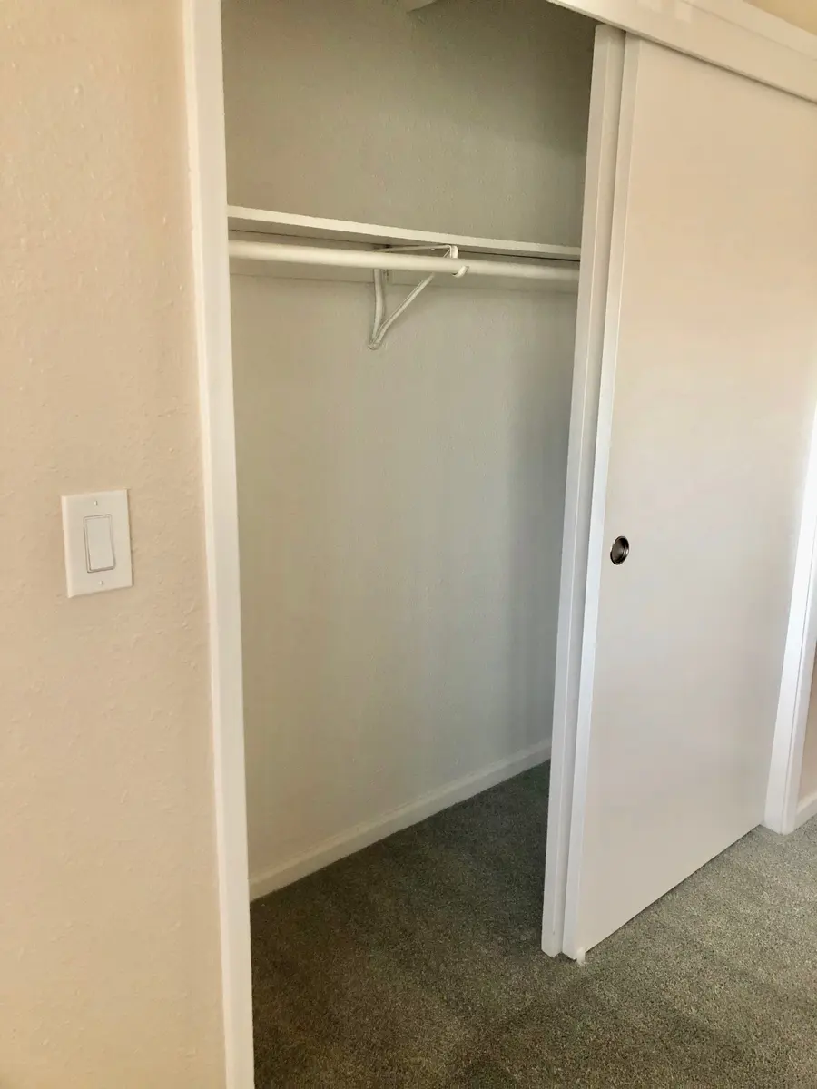 Oaks at River College - Closet