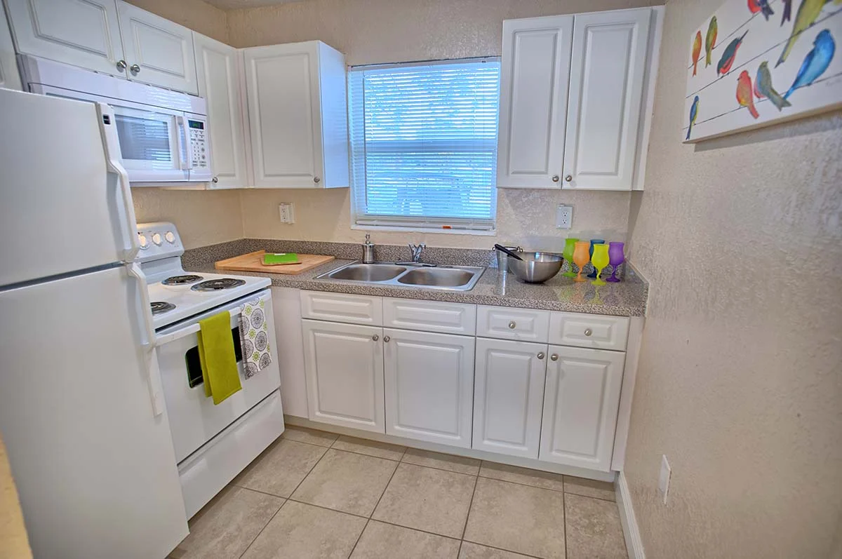 Woodlawn​ Park - Kitchen, Stove, Fridge, Sink