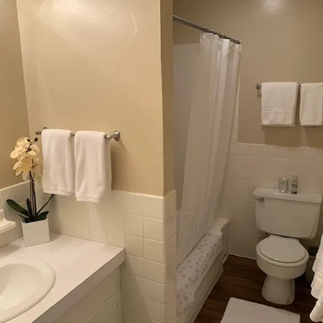 Chateau Apartments Chateau Apartments - Toilet, Bathroom